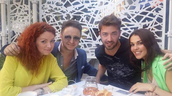 SatiKazanova's tweet photo. Ну и привет Москва да и в какой прекрасной компании. До встречи на Поклонной горе) http://t.co/rlwDdJfaQJ