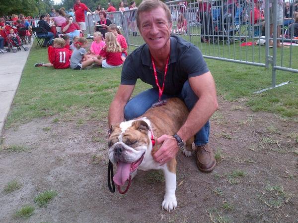 dekecopenhaver's tweet photo. My girl Dolly is ready for a big #Dawg victory tomorrow! #GoDawgs #borderbash http://t.co/wb7GANVMBP