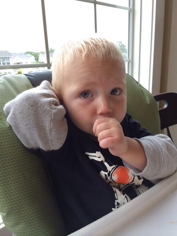 DJElenbaas's tweet photo. αΞ΅slΞ΅y dΡαling with a little stress seeking comfort from his thumb. #fuzzling http://t.co/fnMA8XU9IJ