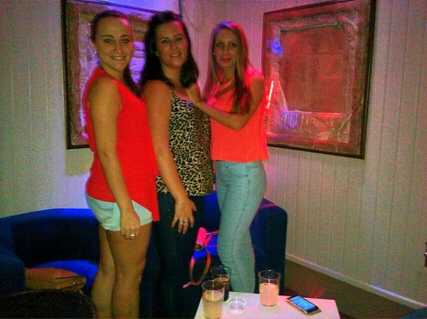 juana_yiyi's tweet photo. Mas no las puedo kerer!!! Mis niñass @auroraf92 @Rocioalcaide1 http://t.co/szwFFhLd85