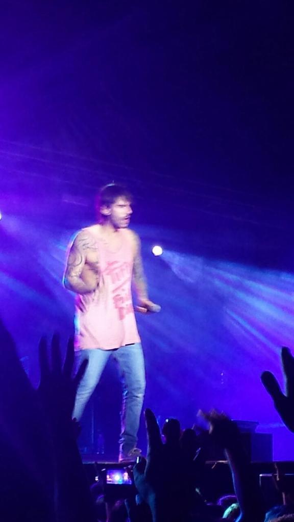 OscarDiazFerrer's tweet photo. Porque este tío es muy grande y @NuriaSerrano_3 me restriega que ha ido al concierto http://t.co/9S1naytc2L