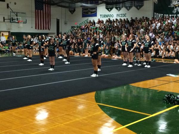 HarborfieldsHS's tweet photo. Varsity #Cheer! Great routine tonight! #PepRally http://t.co/G8KPVmwEo3