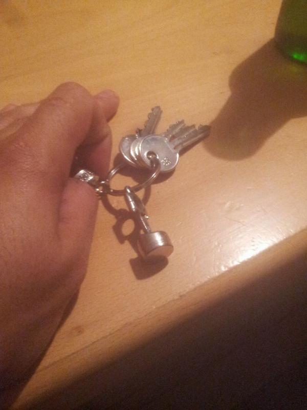 Chaz_DG's tweet photo. El mejor llavero del mundo me lo ha regalao mi colega @Pichitronic4 ♡♡♡ http://t.co/HNZUlzhglk