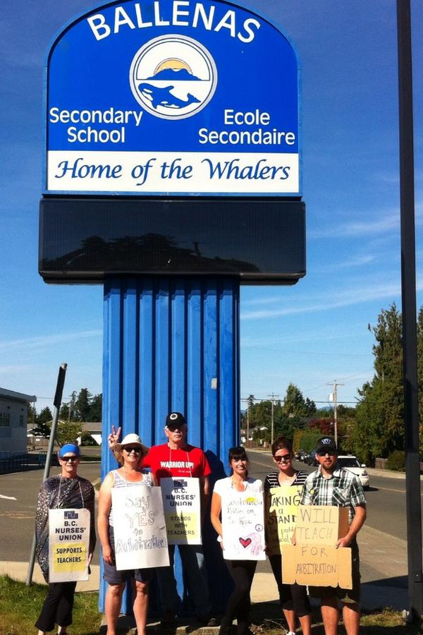 JeremyConn1's tweet photo. Thanks to BC nurses joining us on the line on a hot Friday afternoon! #Solidarity #bctf2014 http://t.co/naQTSFCibi