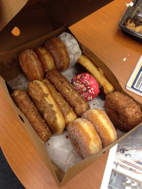 kaprimarie1's tweet photo. This is why the pounds won't come off, because people bring these to work! 😩 #icantsayno #freshman15 #waitigraduated http://t.co/N0K4e6Yl0G