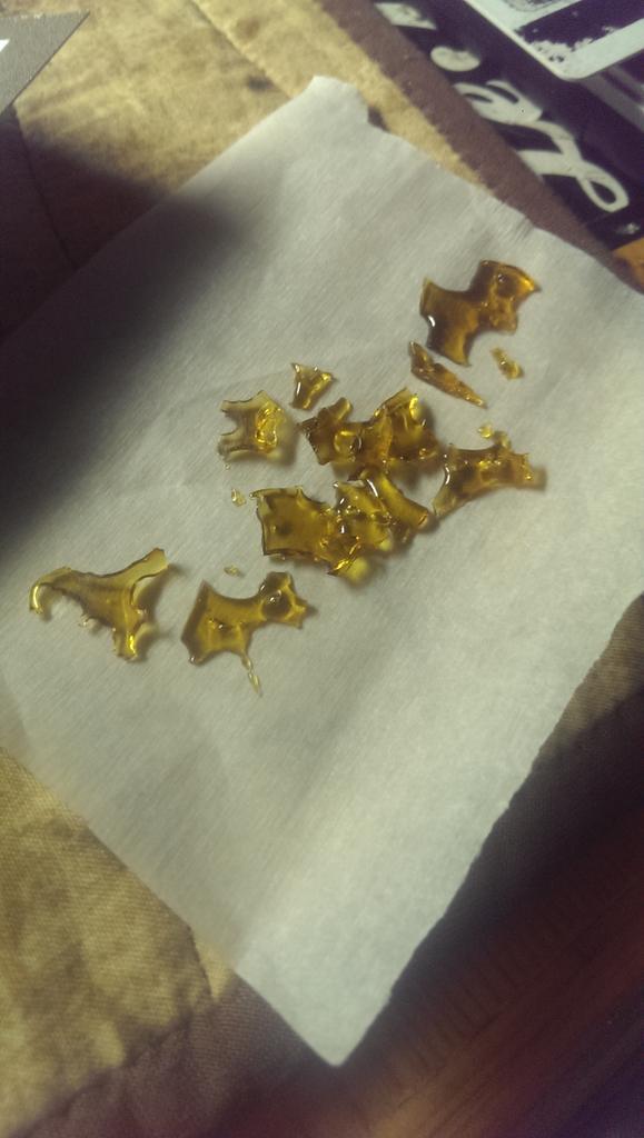 b_a_x_w_a_r's tweet photo. Dabbing up the shards that broke off during transportation #nugrunsonly #noflowergang #shattersmatter http://t.co/29gujuNf9v