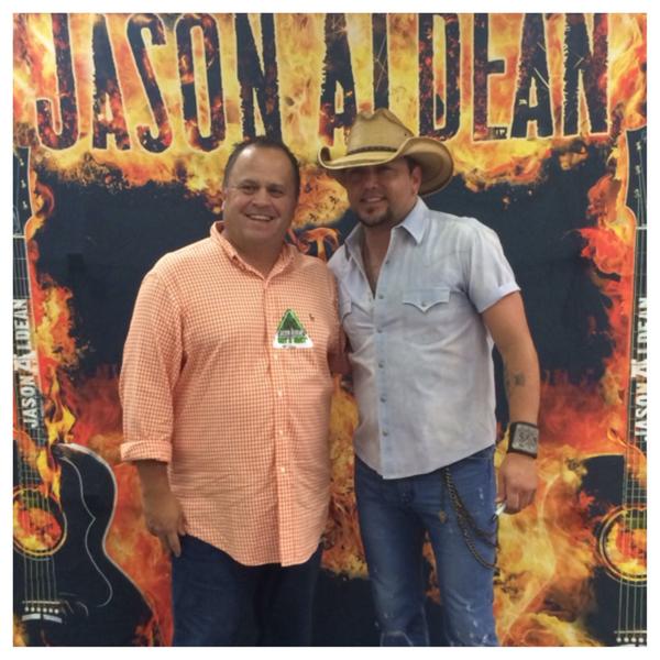 Vol_Baseball's tweet photo. #Vols Head Coach @DaveSerranoUT met up w/ country star @Jason_Aldean before tonight's concert! #omaha15 #GoVols http://t.co/mABXfMdUhN