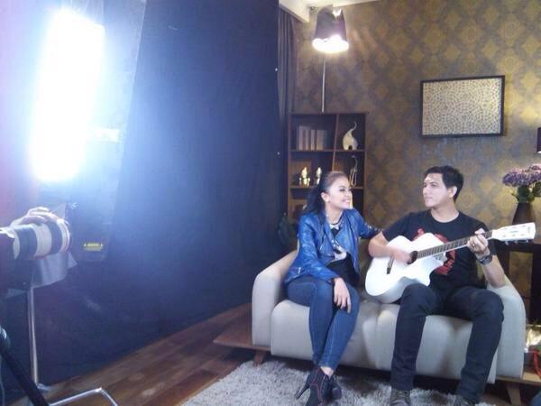 TSIcloth's tweet photo. wearing TSI Taping @LoveBirds_ktv kompastv,mengintip prjln kisah cinta @tantrikotak &amp; @ardaNAFF Tayangny nti diupdate http://t.co/sDViaKgM7a