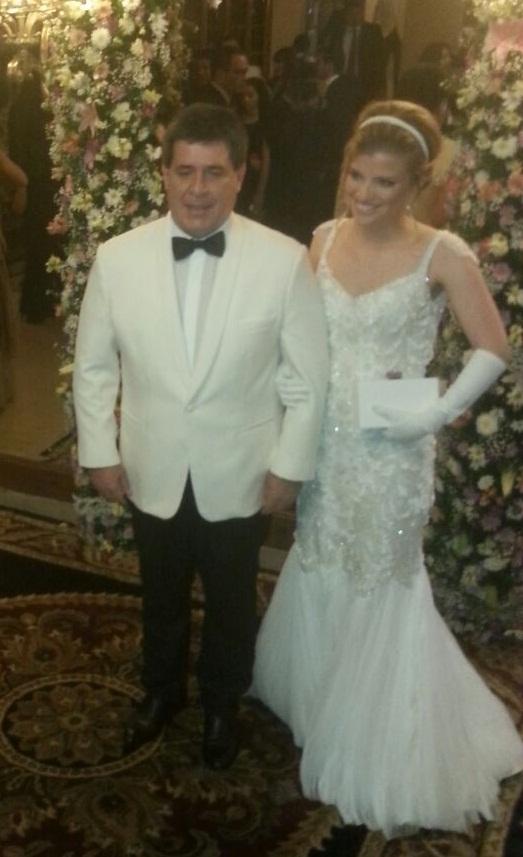 Sol Cartes, acompañada de su papá, se presenta en sociedad en fiesta de debut en el Centenario. Foto: Tamara Celano.