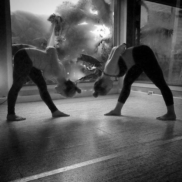 BlackSwanYoga's tweet image. Rainy day yoga! Day 12 for #BalanceBasics #parsvottanasana #pyramidpose with my #Moonchild @cinnaminie #skanquesf...