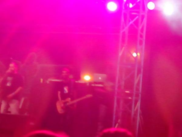 suta_2's tweet photo. @laraizband En granada cantando contra el capitalismo con un ordenador MAC. http://t.co/XTO5YC6ht6