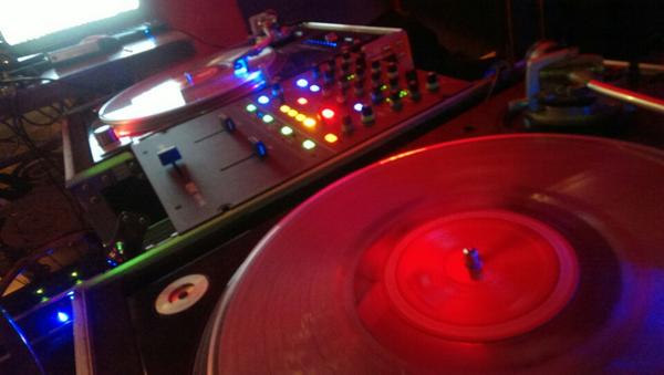 DJ_Oso_Fresh's tweet image. 1920dc Reunited Fridays! where #HipHop lives!! Alongside my man @SinghSlim #RegMo Prod.... 4sq.com/1sF8KdQ