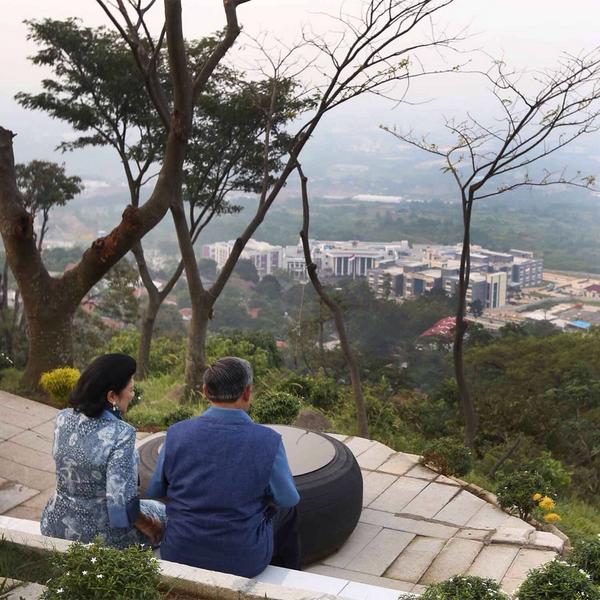 SBYudhoyono's tweet photo. Memandang Universitas Pertahanan dr puncak bukit Merah Putih kawasan Canti Dharma, Sentul. (akun Instagram Ibu Ani) http://t.co/AVLx9X7sA5
