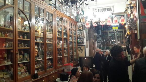 marcelacoronel's tweet photo. En Guayaquil 877, Barbería #LaEpoca, lugar alucinante dan una obra genial @ProyectoPosadas los viernes a las 21!👏👍 http://t.co/fk3DKURqkq