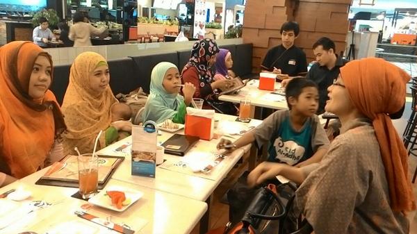 iisendarwati's tweet photo. Acara Gerebek Halal @Sushibar_ID bareng Founder @halalcorner @AishaMaharanie @AhmadGozali ngobrol brg Owner http://t.co/zGJNfjqZnw