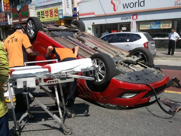 1wlgur's tweet photo. 논산여고앞 자동차 전복사고 불행중 다행 생명에는 지장이 없는둣 http://t.co/8guQ38ItaG