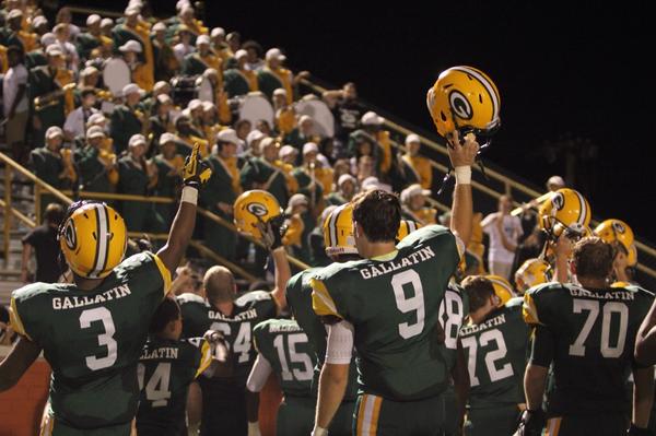 GreenWavePride's tweet photo. #greenwavefamily RT @GHSyb: So this was really cool at the end of tonight's game! http://t.co/wR4rLiiXxv