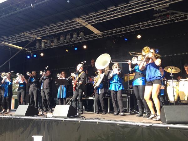 advendosneek's tweet photo. @TBrassSneek is ook los tijdens @frUITmarkt #toppers http://t.co/Mbc2YPMNnP