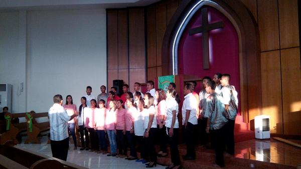 GalCup2014's tweet photo. Sekaraaang kembali ditampilkan bintang tamu kita dari jauuh~ Paduan Suara AMGPM Ranting Eden #GalileaCup http://t.co/3sIIyyOxn0