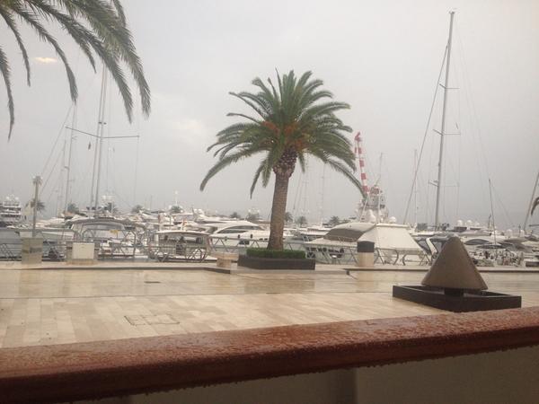 Burda insanlarin yuzgecleri cikmis sanki balik olmuslar sokaklarda yuzuyorlar eylul ayi tamami yagmurlu gecti.