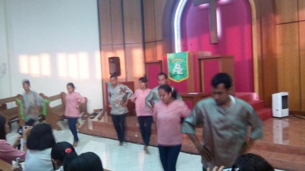 GalCup2014's tweet photo. sekarang kita akan kembali menyambuutt tarian dari teman teman GPM Pancaran Kasih!! #GalileaCup http://t.co/ACTK5pVGvZ