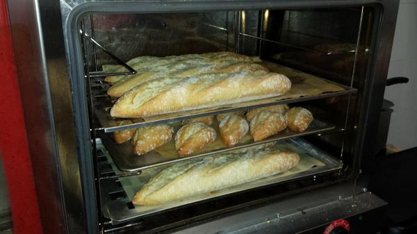 HeladeriaPolar's tweet photo. ¡En Heladeria Polar tenemos pan todo el día! ¡Ven a por tu barra! #panrecienhecho #HeladeriaPolar http://t.co/Mx6oKS8srj