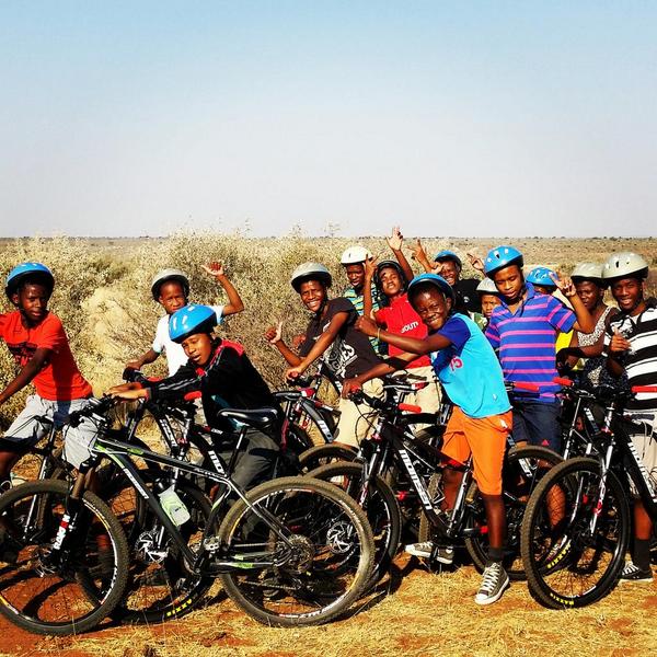 ChrisBotma's tweet photo. @MomsenBikes enjoying a day out on our new 2015, 029. Check out the smiles. http://t.co/481diS4URy