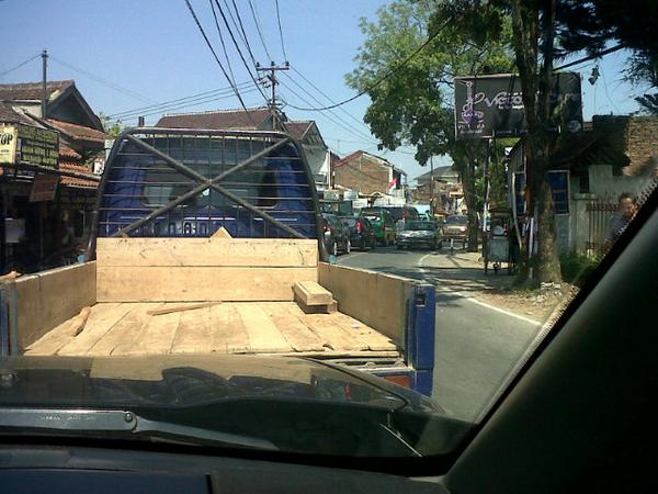 ale_trisma's tweet photo. Di Siang hari sepanas ini, Jl. Cikutra dari arah Pahlawan sudah ±20 menit gak jalan2.. Ada apa ya? @PRFMnews http://t.co/U036vJu6lD