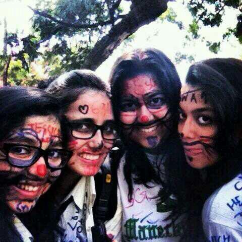 SNEHAluvSHREYA's tweet photo. @foxstarhindi @FindingFanny #FindingFannyHunt ODDEST PIC POSSIBLE. http://t.co/a1UX7AayAo