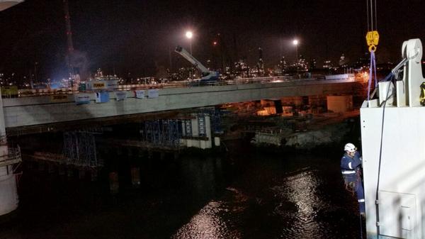 #RopeAccess in <a href="/HavenRotterdam/">Havenbedrijf R'dam</a>. Construction Works at the @NewBotlekbridge while the city sleeps