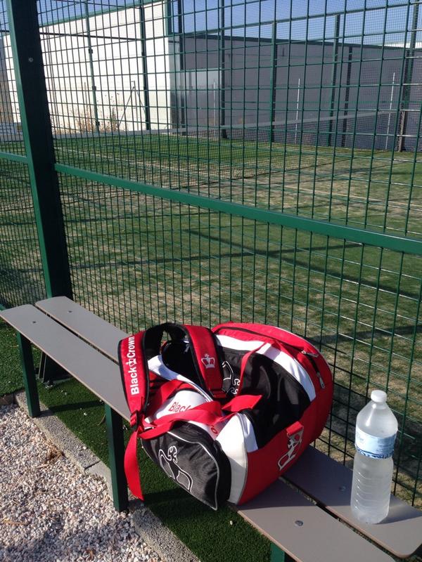 AnitaFdezdeosso's tweet photo. B.d, xq cada día es una nueva oportunidad xa ir creciendo.A entrenr @JaviCastaRom @si_padel @padelItalica #WPTSevilla http://t.co/EetfzkUUBJ