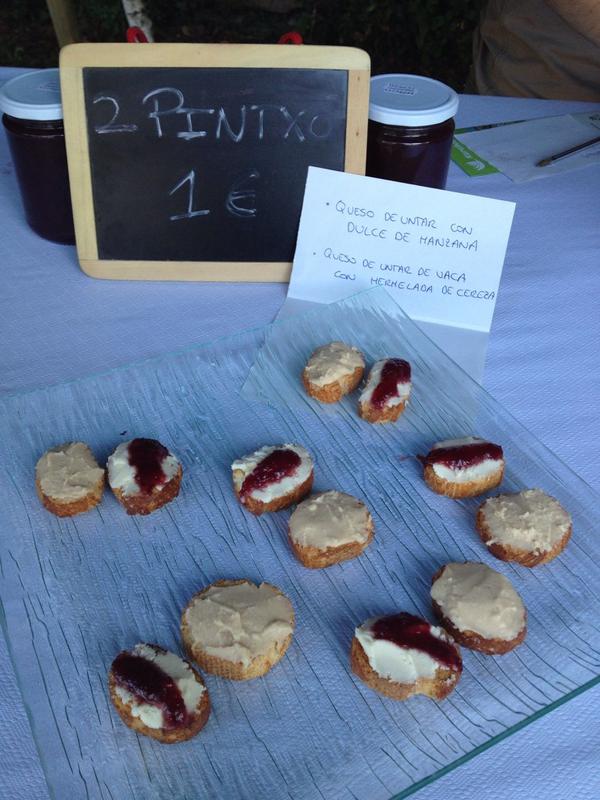 Esnetik's tweet photo. Gure pintxoak: gazta sagar gozoarekin+gazta gerezi mermeladarekin, gozo gozoak!! http://t.co/lGTKFU6lnJ