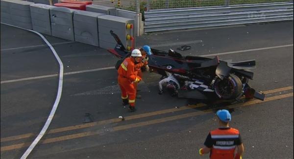 RTLGP's tweet photo. Di Grassi wint allereerste Formule E ePrix, na een enorme klapper van Heidfeld in de slotronde http://t.co/2fBhWNkwxP http://t.co/a1JUCPkW19