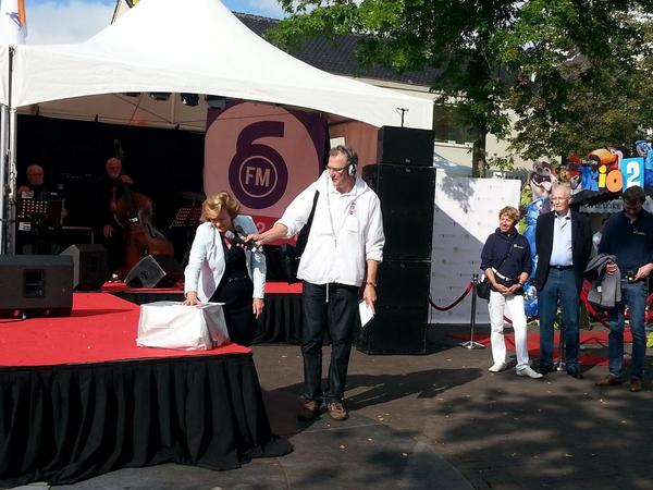 Met een handdruk van de wethouder is de opening van de huizerdag een feit!