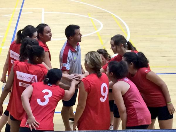 ClubVoleibolZGZ's tweet photo. Comienza el segundo set entre #MiguelCatalán y las @CVZSeniorF ¡Vamos rojitas! http://t.co/7pmln30oU0