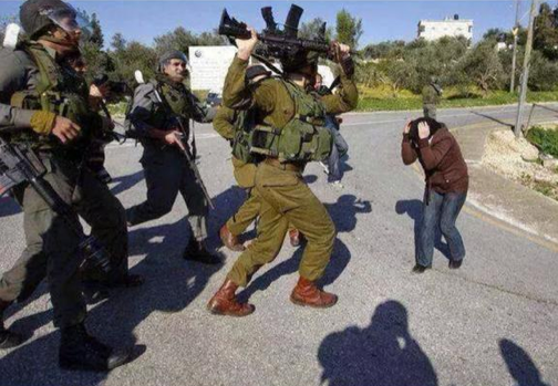 IDFvoice's tweet photo. #Israel Peace Force confronting dangerous peace-hating #Palestinian in the street earlier this afternoon #Palestine http://t.co/Vb4uKW1Ja3