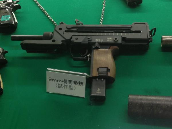 prototypeguns's tweet image. 陸上自衛隊 土浦駐屯地の武器学校にて展示されている9mm機関拳銃の試作型。本来は木製フォアグリップが装着されているはずだが、展示品には装着されていない