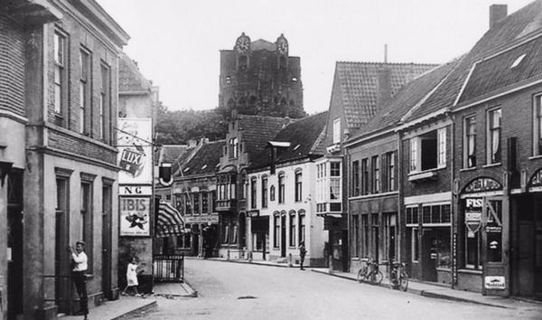 WijkvanToen's tweet photo. De Veldpoortstraat Café Terminus (foto ca. 1925). Vijf generaties lang was dit café in bezit van de familie De Kruif. http://t.co/6kbWjYkyKx