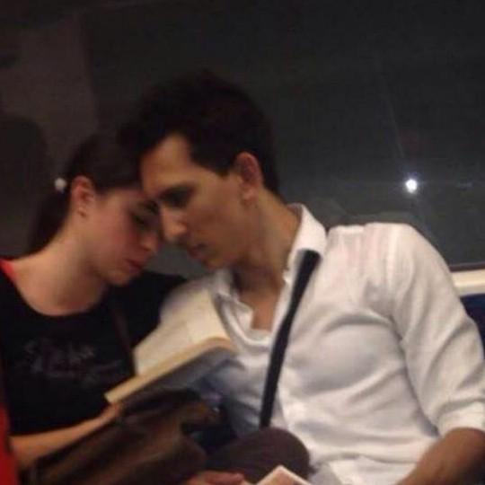 Life_skills_you's tweet image. #المرأة و #الرجل

كل منهُما يُكمل الآخر ، فـ في هذه الصورة نموذج لذلك : فهو أعمى وهي تقرأ لهُ .
.