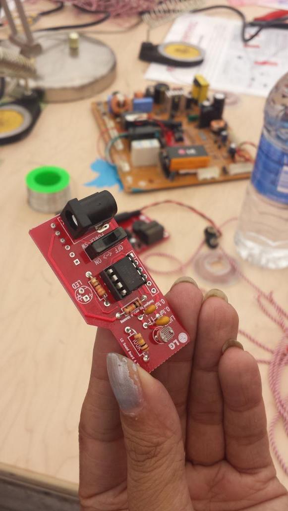 AndreasMCUguy's tweet image. LG solder class at #makerfaire use @atmel #tinyAVR