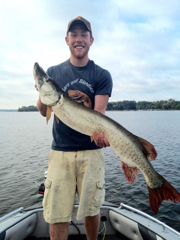 BarsNBlondies's tweet photo. Congrats to @ThatsSoG on a new personal best 45 inch muskie! #barsandblondies #fallmuskies #muskiefishing http://t.co/xnZVa0BK5P