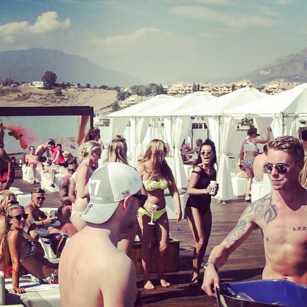 max_tomlin's tweet photo. “@tmbpresents: Rooftop madness @max_tomlin 👍😝 http://t.co/Tf7WrU0DbB”ice bucket challenge 😂