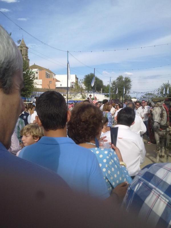 cantillana_viva's tweet photo. Gran ambiente este sábado mediodía-tarde en el Real de la Alameda. #Subida2014 . #Cantillana.  @asuncioncanti http://t.co/SdWeLWeN7o