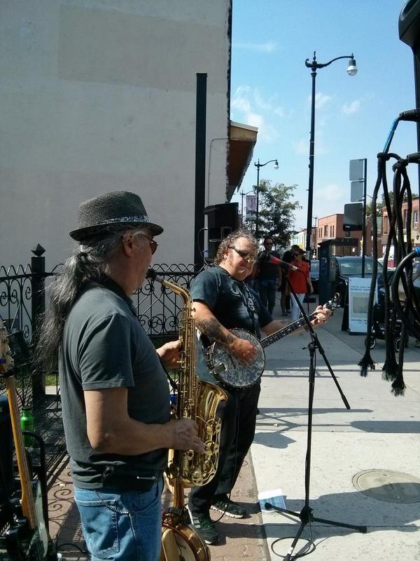 GreenAyes's tweet photo. Drawing quite a crowd at #JunctionMusicFest. Come see @phicksation &amp; Neil til 2:30. 3049 Dundas W. #JunctionTO http://t.co/79uStA5dtD