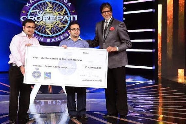 XYJIndia's tweet photo. #Delhi's #NarulaBrothers wins Rs. #7Crore in #KBC8 see photo and Big B comment on this victory http://t.co/7OnkxGQF5i http://t.co/qYgY79aQRp