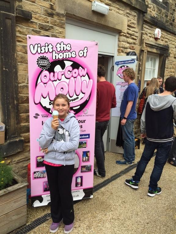 BestOfSheffield's tweet photo. @OurCowMolly @EndcliffeStore very happy and smiles all round !! #happyfreshers http://t.co/OBdTm8nXjD