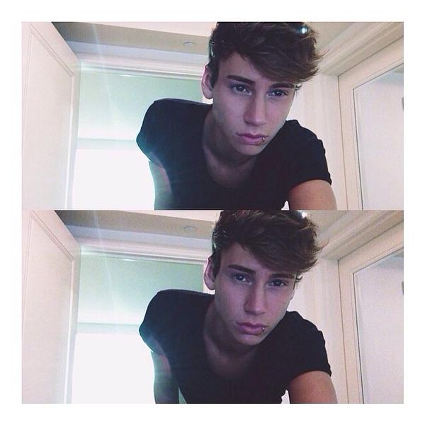 turtlcss's tweet image. “@thatsojackq: hmm moon http://t.co/UUyAYX32GF” bæ