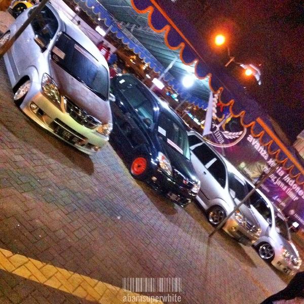 Pasukan @AxicInfo di event <a href="/mac_petra/">MAC</a>, Lenmarc Surabaya, 20-21 September 2014. Photo: @abamsuperwhite