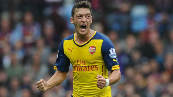 MESUT ÖZIL - El alemán celebra su gol ante Aston Villa