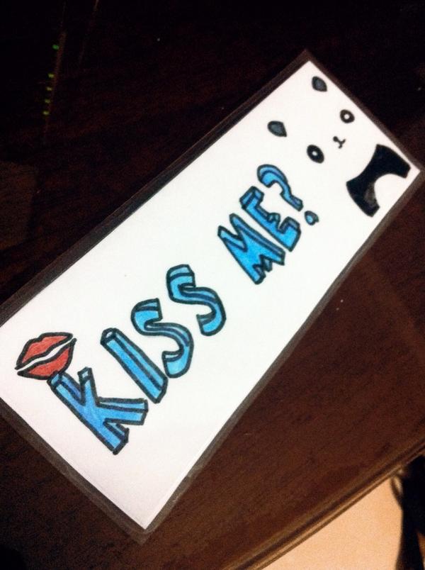 O2Lupdates1's tweet image. Kiss me?? DIY my own bookmark